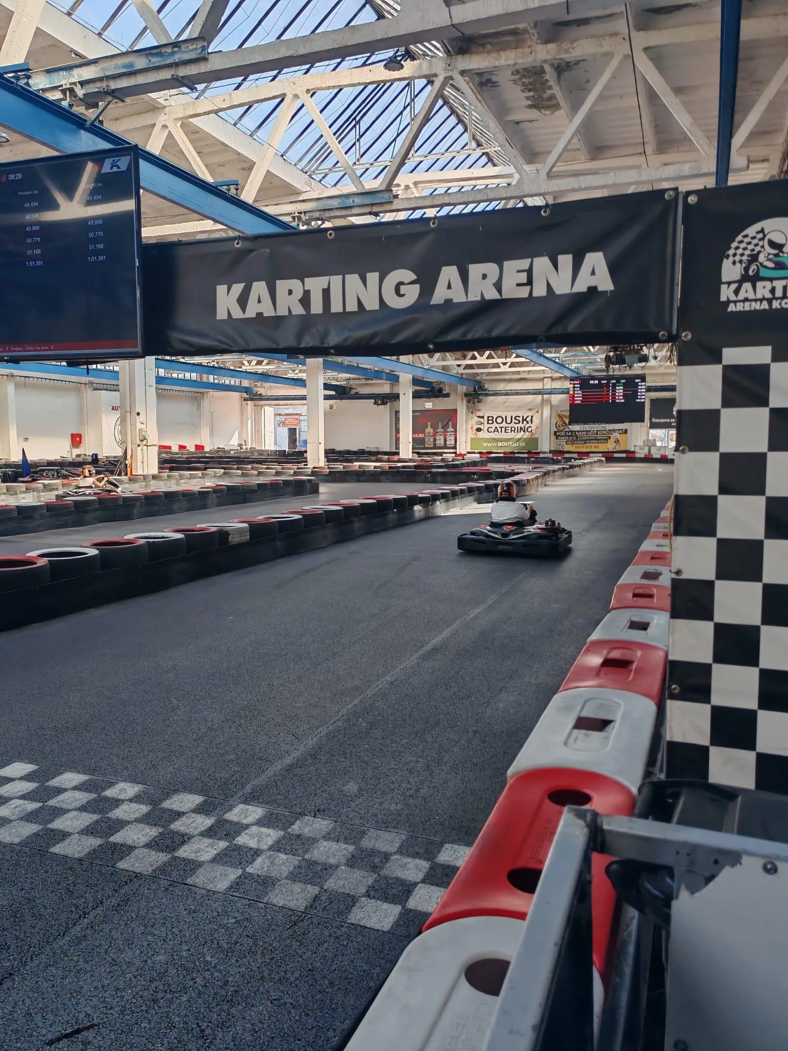 Dráha Karting arény v Košiciach s kockovanou vlajkou a nápisom Karting Arena