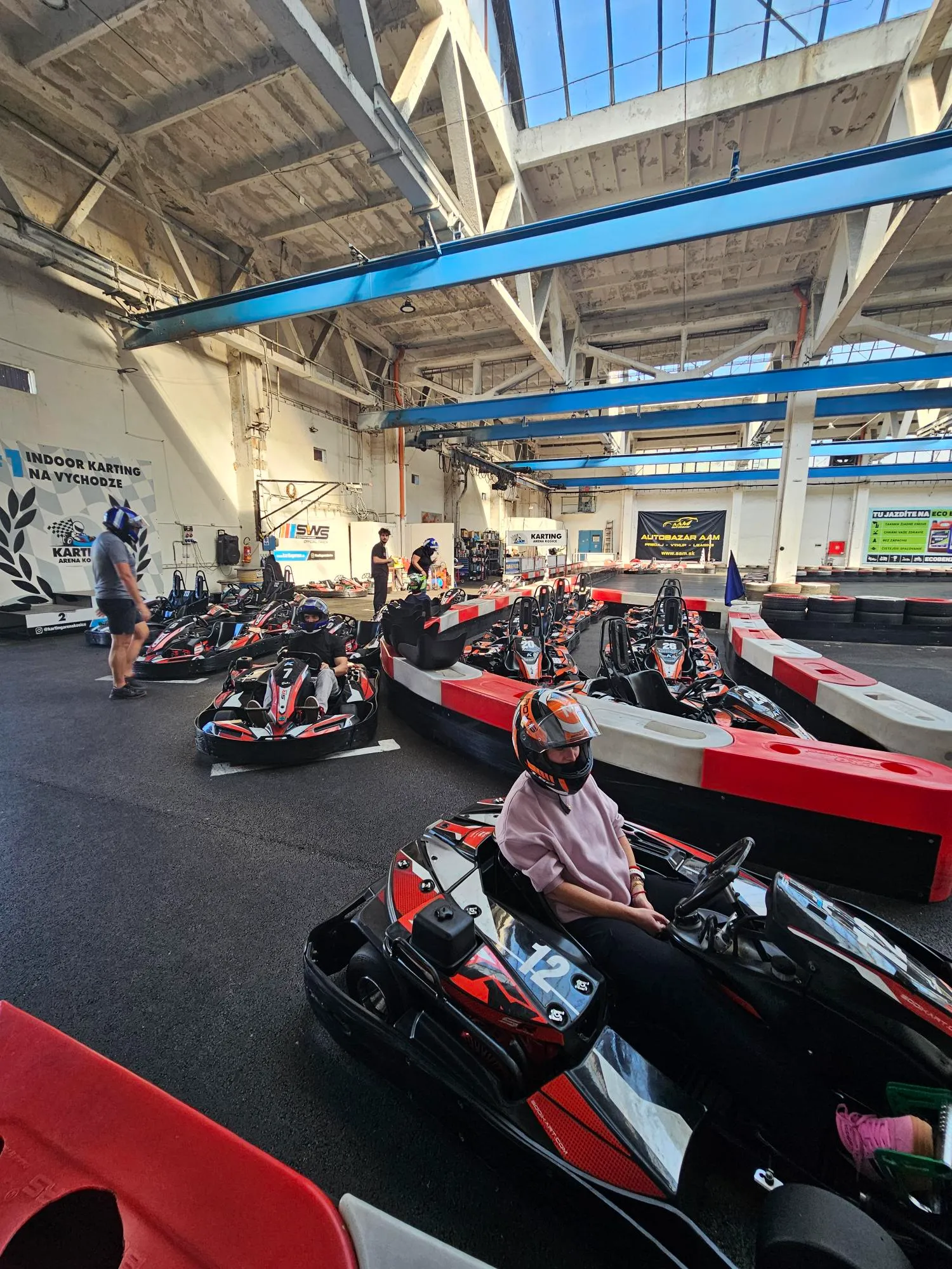 Pohľad na dráhu Karting arény v Košiciach s jazdcom v červeno-bielej motokáre